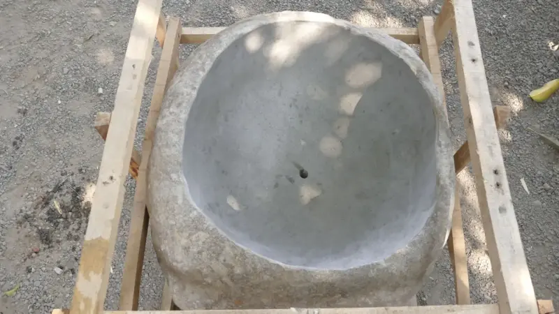 Product image 5 of the product “Basin from Riverstone, Natural surface, polished inside. Length 80 cm, Width 75 cm, Height 51 cm, Depth 39 cm. ”